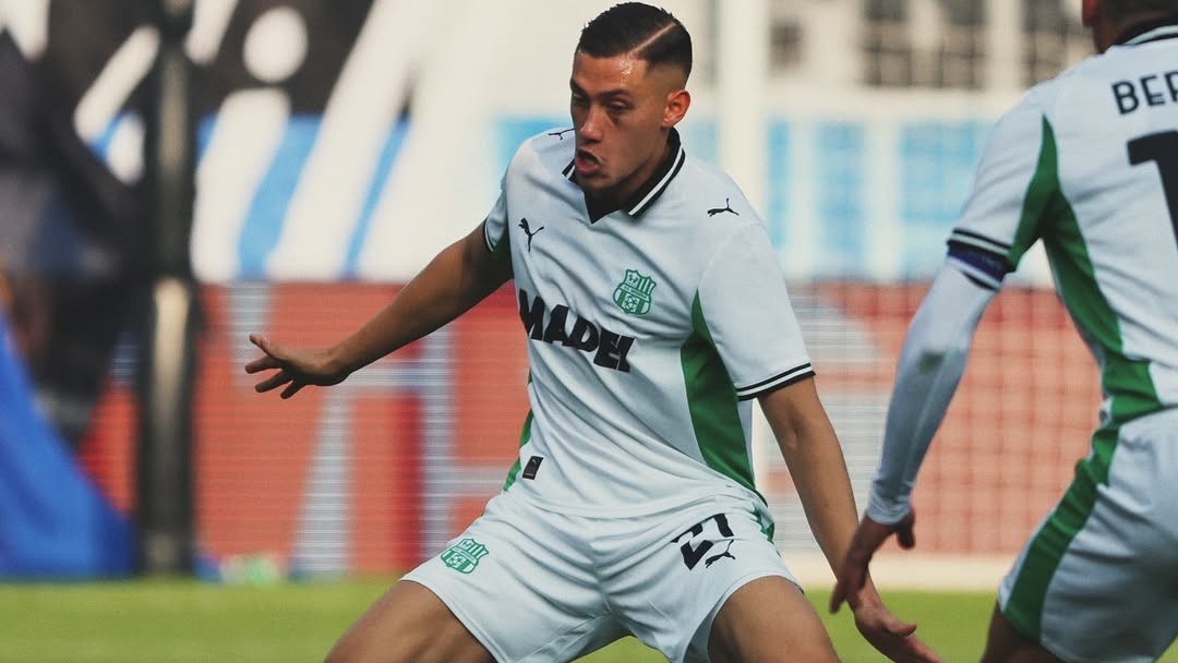 Aksi Pemain Como dan Sassuolo dalam Duel Sengit di Stadio Sinigaglia