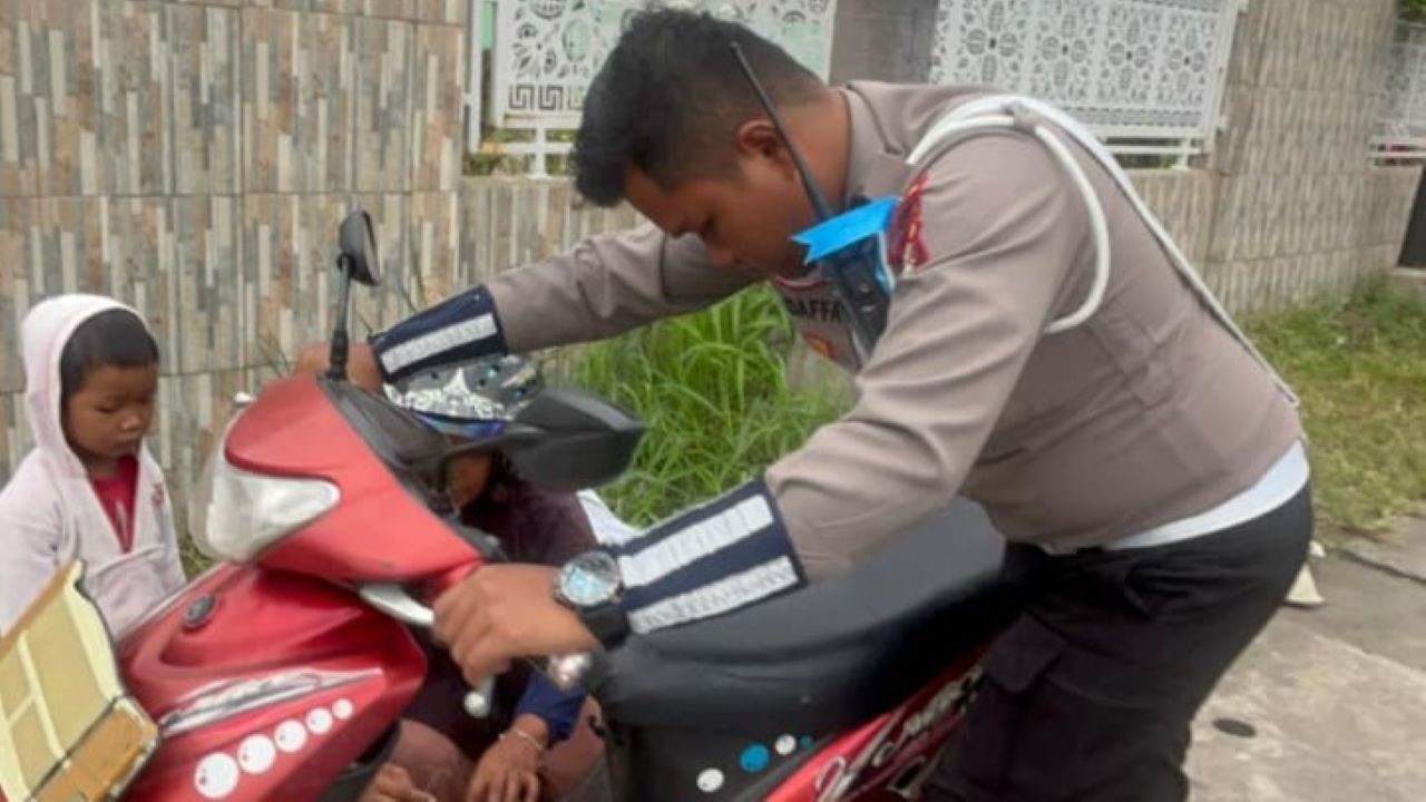 Detik-Detik Bripda Dafa Menolong Ibu-Anak Saat Motor Mogok di Tengah Kemacetan