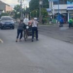 Momen Polisi Dorong Becak Berat di Tengah Keramaian Lalu Lintas Lubuk Linggau