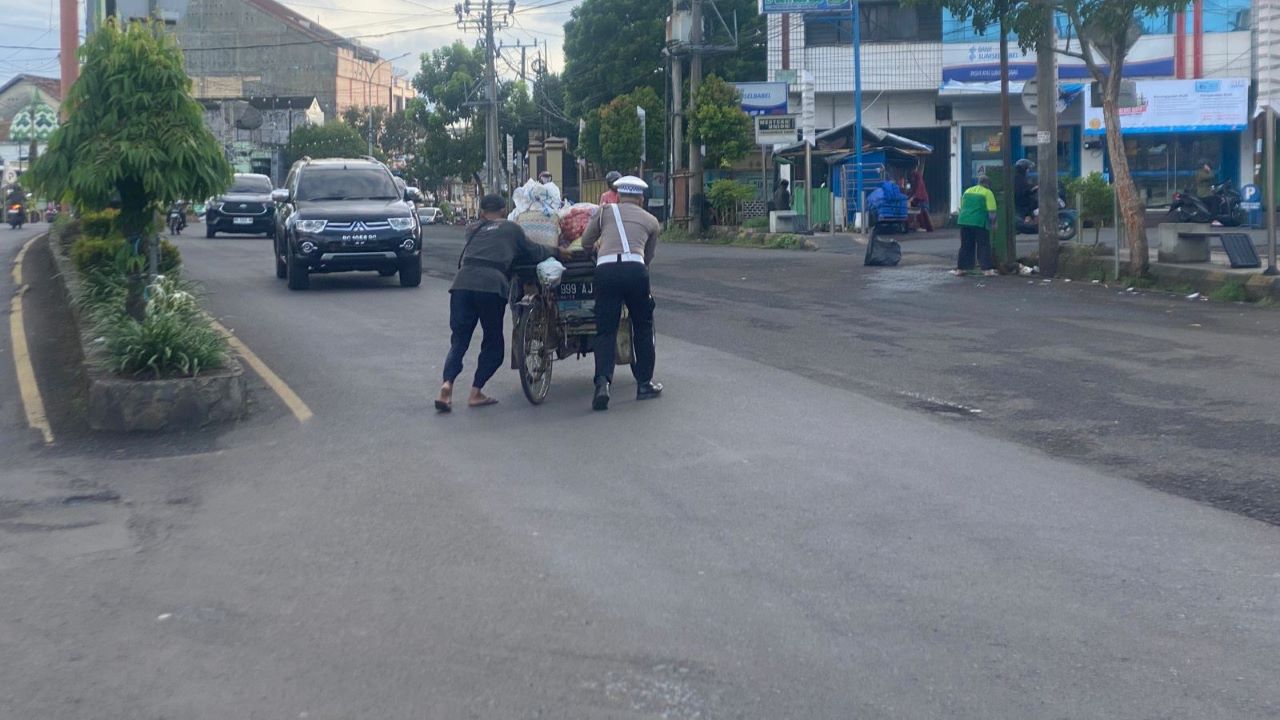 Momen Polisi Dorong Becak Berat di Tengah Keramaian Lalu Lintas Lubuk Linggau