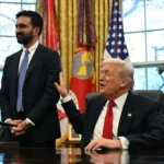 President Donald Trump menepuk bahu Wali Kota New York terpilih Zohran Mamdani saat mereka berbicara kepada pers di Oval Office — Berujung Viral