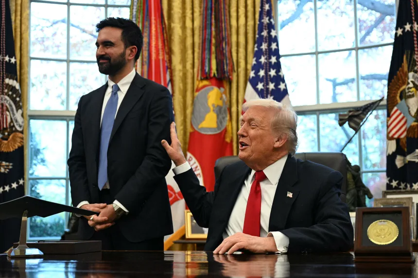 President Donald Trump menepuk bahu Wali Kota New York terpilih Zohran Mamdani saat mereka berbicara kepada pers di Oval Office — Berujung Viral