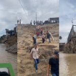 Update jembatan putus Kutablang: warga terpaksa menyeberang dengan perahu seadanya karena akses utama terputus. Mobilitas dan distribusi logistik masih terganggu.