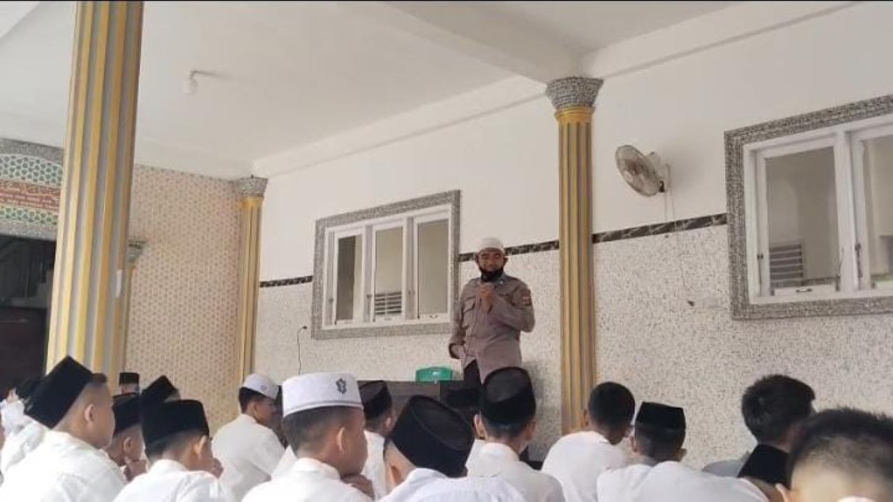 Pembinaan Santri oleh Polres Lubuk Linggau di Ponpes Darul Ulumi Irs Adul Ibad