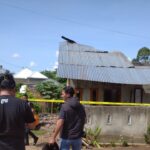 Petugas Gabungan Memadamkan Kebakaran Rumah di Taba Jemekeh