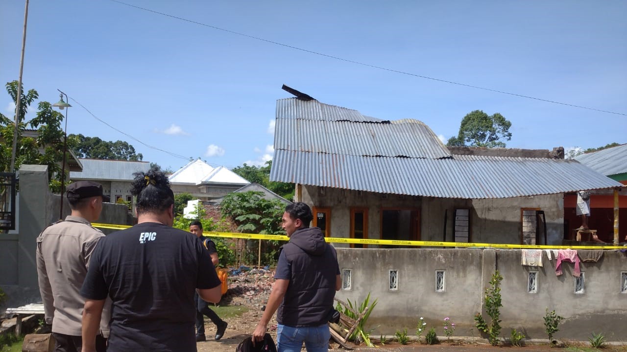 Petugas Gabungan Memadamkan Kebakaran Rumah di Taba Jemekeh
