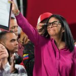 Delcy Rodriguez, presiden sementara Venezuela, saat menandatangani undang-undang reformasi minyak. Keputusan ini membuka jalan bagi privatisasi di sektor energi vital negara tersebut, seiring dengan pelonggaran sanksi dari Amerika Serikat. Source: EU/EEA Regulatory Notice