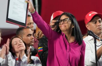 Delcy Rodriguez, presiden sementara Venezuela, saat menandatangani undang-undang reformasi minyak. Keputusan ini membuka jalan bagi privatisasi di sektor energi vital negara tersebut, seiring dengan pelonggaran sanksi dari Amerika Serikat. Source: EU/EEA Regulatory Notice