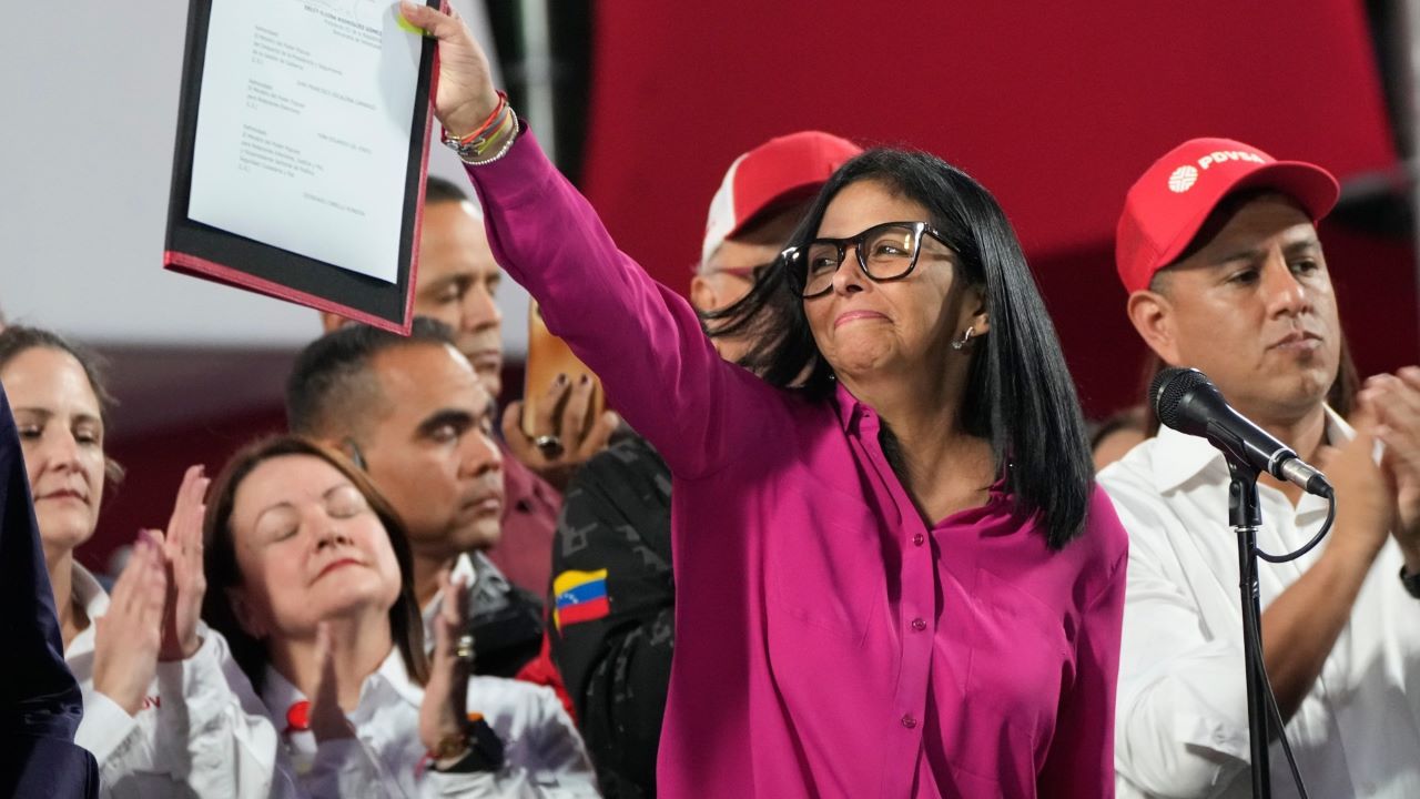 Delcy Rodriguez, presiden sementara Venezuela, saat menandatangani undang-undang reformasi minyak. Keputusan ini membuka jalan bagi privatisasi di sektor energi vital negara tersebut, seiring dengan pelonggaran sanksi dari Amerika Serikat. Source: EU/EEA Regulatory Notice
