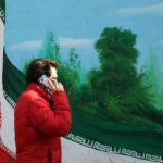 Ketegangan memuncak di Timur Tengah. Iran bersiap menghadapi ancaman militer dengan drone baru, sementara armada AS mendekat di perairan regional, menciptakan bayangan konflik yang mengerikan. Source: