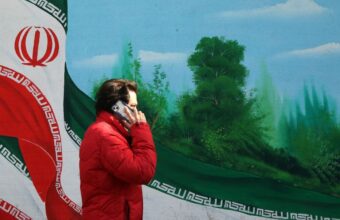 Ketegangan memuncak di Timur Tengah. Iran bersiap menghadapi ancaman militer dengan drone baru, sementara armada AS mendekat di perairan regional, menciptakan bayangan konflik yang mengerikan. Source: