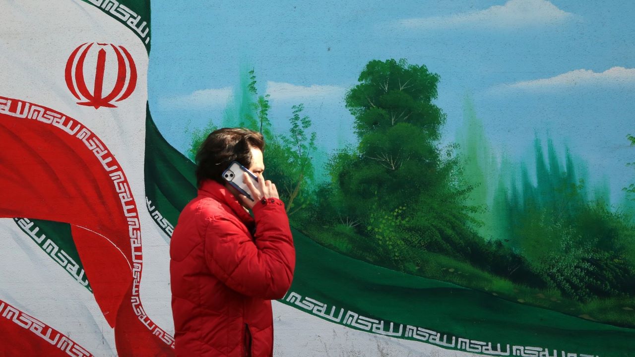 Ketegangan memuncak di Timur Tengah. Iran bersiap menghadapi ancaman militer dengan drone baru, sementara armada AS mendekat di perairan regional, menciptakan bayangan konflik yang mengerikan. Source: