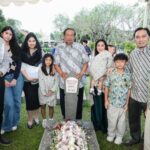 Annisa Pohan bersama Agus Yudhoyono saat berziarah ke makam Ani Yudhoyono, sebuah momen yang mempertemukan kenangan dan harapan baru.