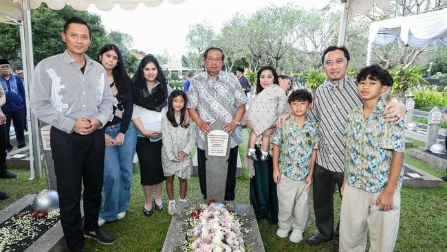 Annisa Pohan bersama Agus Yudhoyono saat berziarah ke makam Ani Yudhoyono, sebuah momen yang mempertemukan kenangan dan harapan baru.