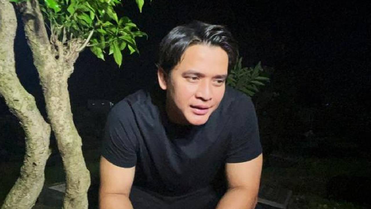 Billy Syahputra berziarah ke makam Olga Syahputra jelang Ramadan untuk memanjatkan doa dan mengenang tradisi keluarga.