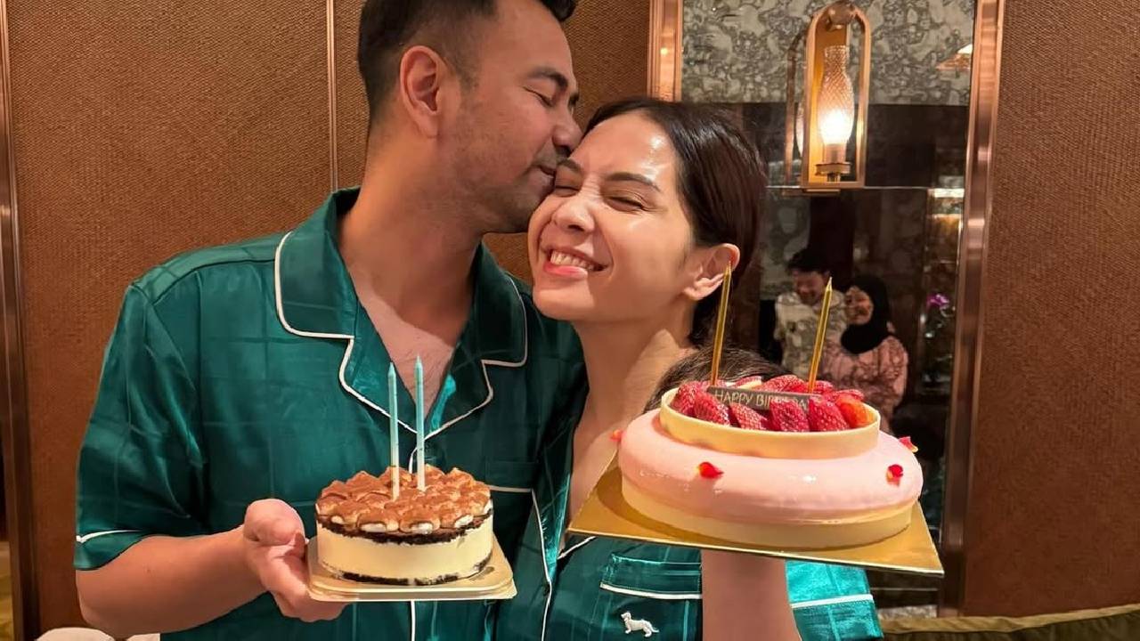 Rafathar memberikan kejutan manis untuk Raffi Ahmad dan Nagita Slavina di momen ulang tahun mereka.