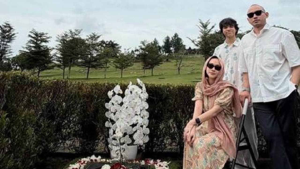 BCL bersama Noah dan Tiko saat ziarah ke makam Ashraf menjelang Ramadan 2026.