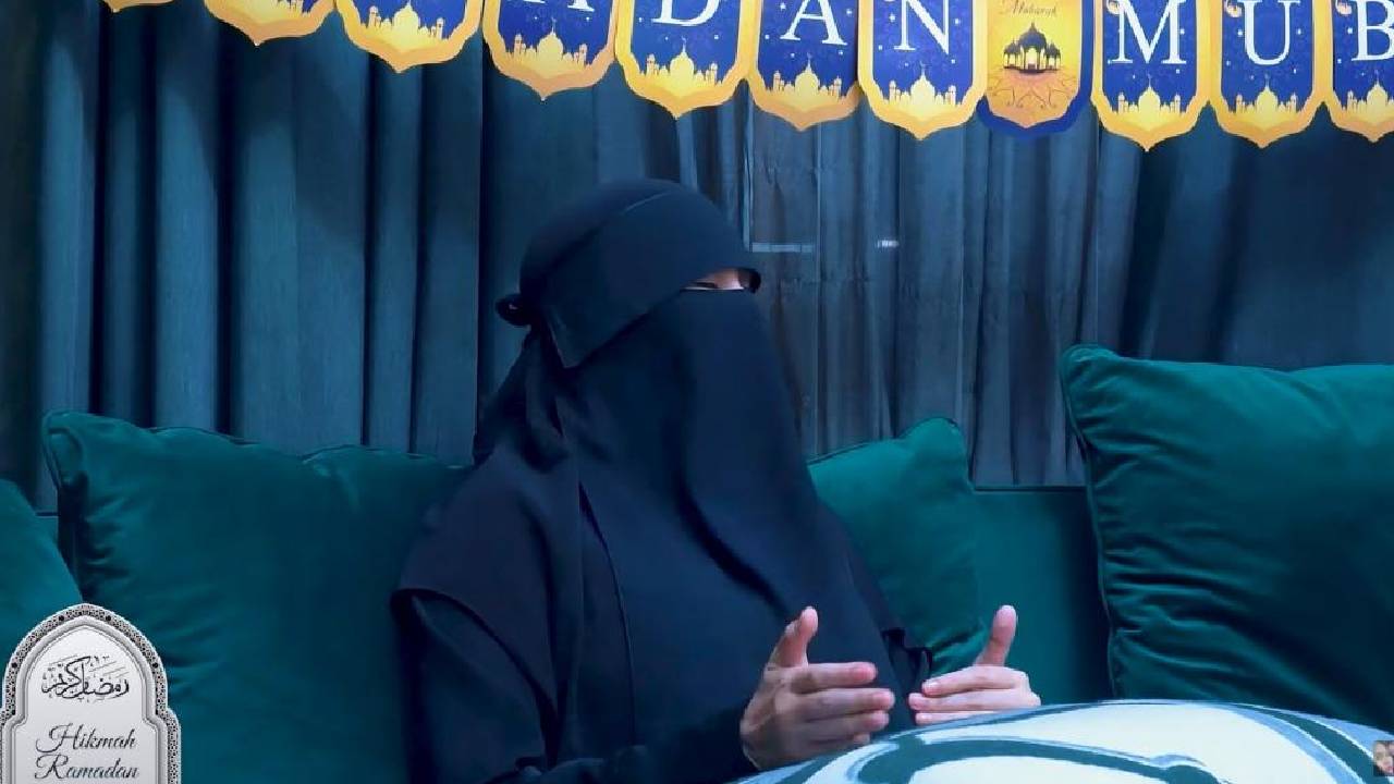 Kartika Putri tampil dengan niqab setelah setahun vakum dari publik dan berbagi kisah hijrahnya.