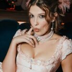 Millie Bobby Brown tampil percaya diri dengan korset pink dan mini shorts usai merayakan ulang tahunnya.