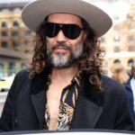 Russell Brand menghadiri sidang di Southwark Crown Court terkait dakwaan tambahan.