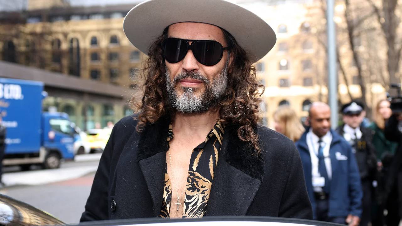 Russell Brand menghadiri sidang di Southwark Crown Court terkait dakwaan tambahan.