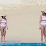 Selena Gomez tampil santai dengan swimsuit pink saat menikmati suasana pantai di Los Cabos.