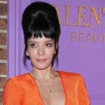 Lily Allen tampil mencolok dengan atasan oranye dramatis dari koleksi Valentino Spring 2026 di London.
