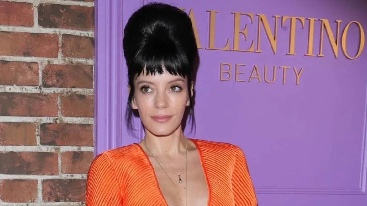 Lily Allen tampil mencolok dengan atasan oranye dramatis dari koleksi Valentino Spring 2026 di London.