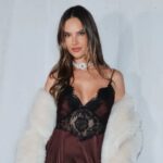 Alessandra Ambrosio memukau dengan slip dress lace burgundy berbelah tinggi di karpet merah.