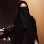 Wardatina Mawa saat tampil anggun dalam debutnya sebagai model fashion show busana Muslim di Jakarta.