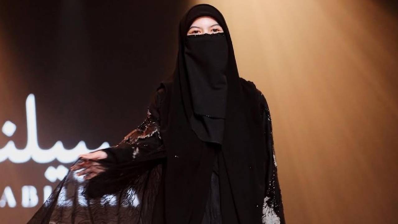 Wardatina Mawa saat tampil anggun dalam debutnya sebagai model fashion show busana Muslim di Jakarta.