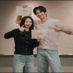 Dari hubungan rumit di 'Mr. Queen', Shin Hae Sun dan Na In Woo kembali bertemu dengan takdir yang lebih kacau dalam drama 'Love O'Clock'.
