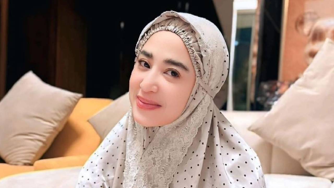 Di tengah sorotan panggung, Dewi Perssik menunjukkan sisi lain lewat tradisi spiritual yang ia pegang teguh setiap Ramadan.