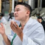 Keakraban Ivan Gunawan, Ruben Onsu, dan Ayu Ting Ting yang tak hanya menghibur, tetapi juga seringkali menampilkan momen personal dan reflektif di antara mereka.