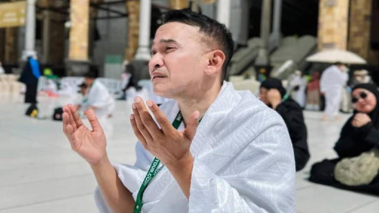 Keakraban Ivan Gunawan, Ruben Onsu, dan Ayu Ting Ting yang tak hanya menghibur, tetapi juga seringkali menampilkan momen personal dan reflektif di antara mereka.