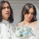 Gerald Situmorang, musisi dan gitaris handal yang kini resmi menjadi suami Ayushita, dalam sebuah momen yang merefleksikan dunianya: musik dan ketenangan.