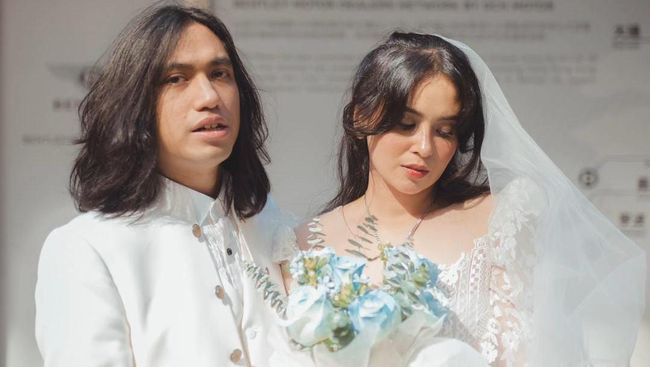 Gerald Situmorang, musisi dan gitaris handal yang kini resmi menjadi suami Ayushita, dalam sebuah momen yang merefleksikan dunianya: musik dan ketenangan.