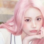 Transformasi visual Carmen Hearts2Hearts dengan rambut pink yang menjadi penanda era baru untuk comeback grup.