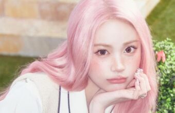 Transformasi visual Carmen Hearts2Hearts dengan rambut pink yang menjadi penanda era baru untuk comeback grup.