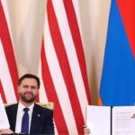 Wakil Presiden AS JD Vance (kanan) dan Perdana Menteri Armenia Nikol Pashinyan (kiri) saat menandatangani Kesepakatan mengenai kerja sama nuklir sipil, Source: Kevin Lamarque/Pool via Reuters