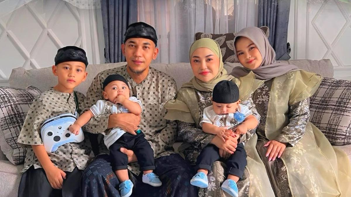 Momen haru anak-anak Mpok Alpa, Al Fatih dan Sherly, saat mengenang hari ulang tahun sang ibunda tercinta.