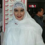 Potret kebersamaan Yati Octavia dan Pangky Suwito, pasangan artis senior yang membuktikan komitmen adalah kunci utama dalam menghadapi badai pernikahan.
