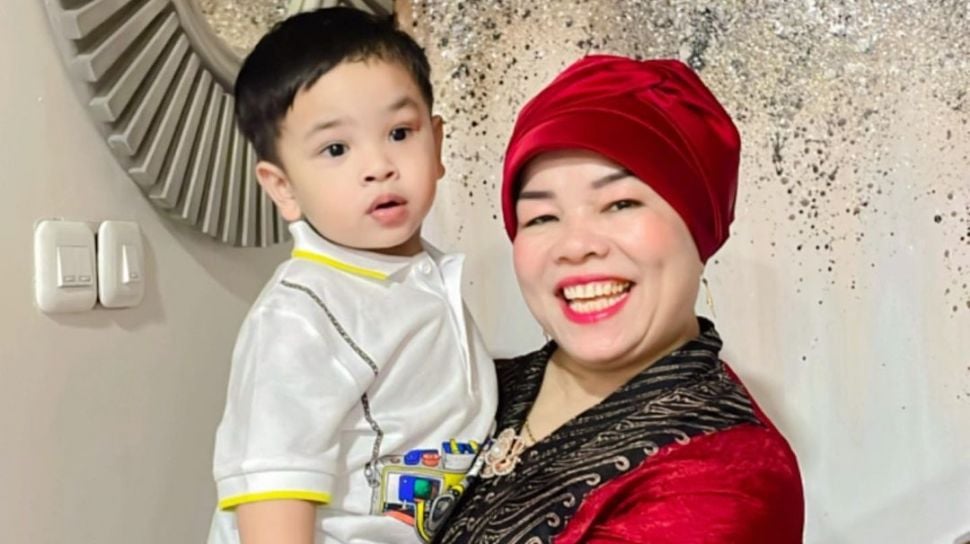 Gala Sky Ardiansyah, dalam pengasuhan kakek dan neneknya, Haji Faisal dan Dewi Zuhriati, menunjukkan perkembangan yang membahagiakan publik.