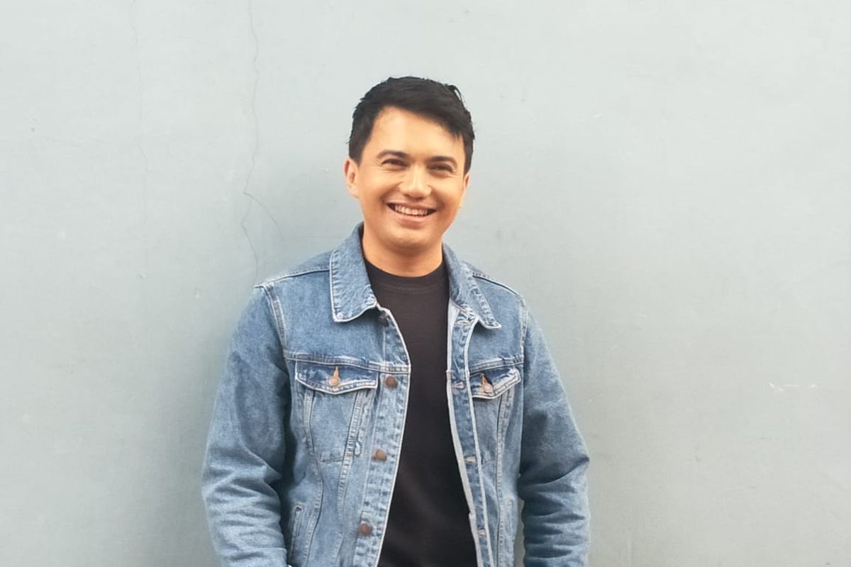 Sahrul Gunawan dan istri, Dine Mutiara. Sahrul sempat cemas saat sang istri berada di Tanah Suci di tengah memanasnya konflik Timur Tengah.