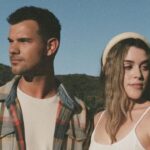 Momen bahagia Taylor Lautner dan sang istri, Taylor Lautner, saat mengumumkan kehamilan anak pertama mereka yang langsung memicu spekulasi nama.