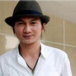 Anji Manji bersama mendiang ibunda, Siti Sundari. Di balik duka, tersimpan kisah takdir unik yang mengikat tiga generasi dalam satu tanggal lahir yang sama.