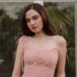 Momen prewedding Syifa Hadju dan El Rumi yang terlihat manis, menyimpan detail mewah pada kalung Cartier seharga ratusan juta rupiah.