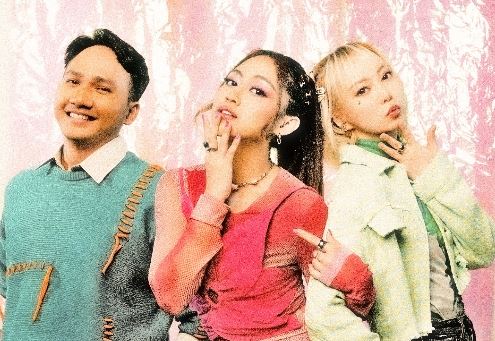 Kolaborasi lintas negara Sisca Saras (Indonesia) dan Ayaka Yasumoto (Jepang) dalam single Hipdut "Swipe Kanan Kiri" yang diproduseri oleh F4dli.