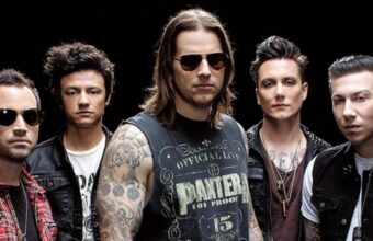 Vokalis Avenged Sevenfold, M. Shadows, yang berinteraksi langsung dengan penggemar di Indonesia dan memicu spekulasi konser lanjutan.