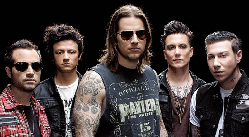 Vokalis Avenged Sevenfold, M. Shadows, yang berinteraksi langsung dengan penggemar di Indonesia dan memicu spekulasi konser lanjutan.